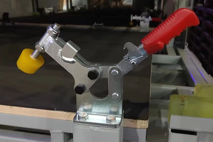 How to use the toggle clamps